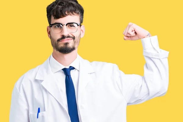 Jeune Scientifique Professionnel Homme Portant Manteau Blanc Sur Fond Isolé — Photo