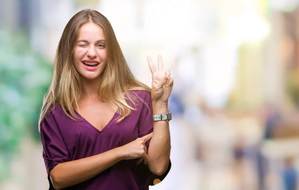 Giovane Bella Donna Bionda Elegante Sfondo Isolato Sorridente Con Volto — Foto Stock