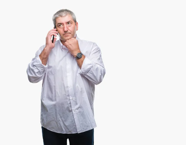 Bell Uomo Anziano Che Parla Smartphone Sfondo Isolato Faccia Seria — Foto Stock
