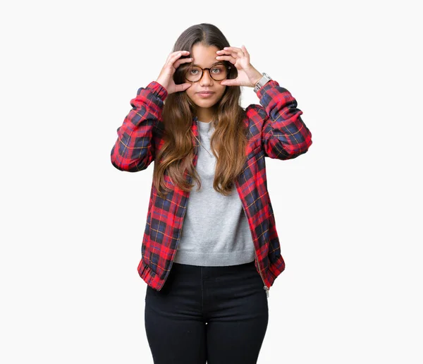 Junge Schöne Brünette Frau Trägt Jacke Und Brille Über Isoliertem — Stockfoto