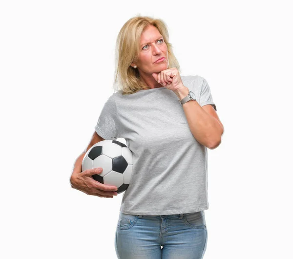 Medelålders Blond Kvinna Hålla Fotboll Fotboll Bollen Över Isolerade Bakgrund — Stockfoto