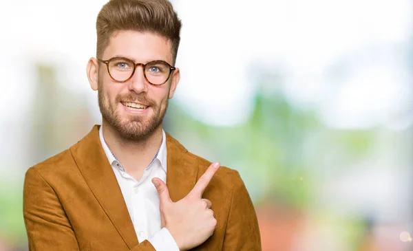 Joven Hombre Negocios Guapo Con Gafas Alegres Con Una Sonrisa — Foto de Stock