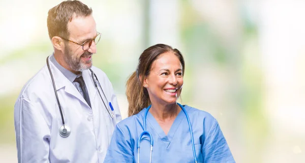 Médicos Hispanos Mediana Edad Parejas Con Uniforme Médico Sobre Fondo — Foto de Stock