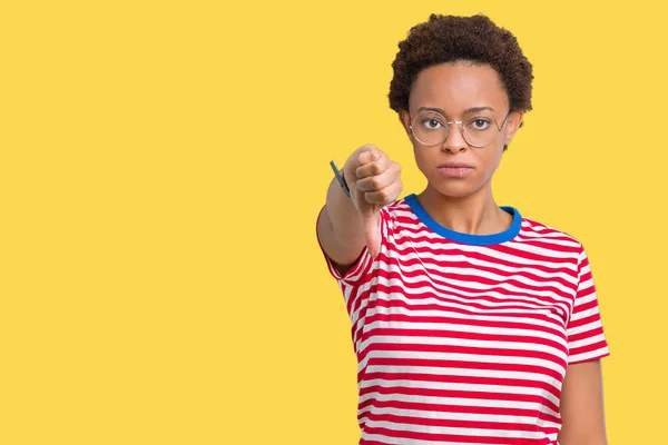 美しい若いアフリカ系アメリカ人女性の眼鏡をかけて見て不幸と怒りの拒否反応を示さずジェスチャーを親指で否定的な分離の背景の上 不適切な表現 — ストック写真