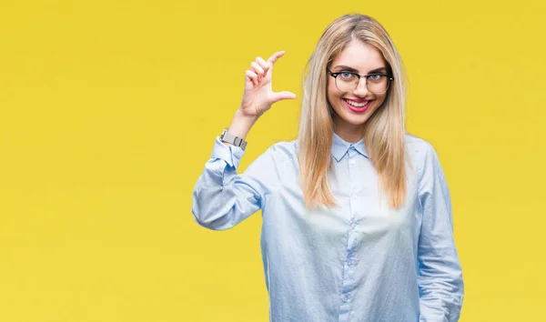 Ung Vacker Blond Affärskvinna Bär Glasögon Över Isolerade Bakgrund Leende — Stockfoto