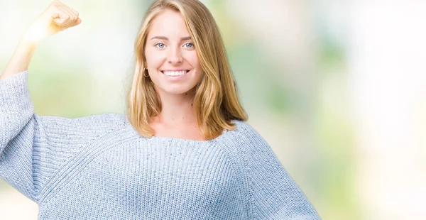 Mulher Bonita Usando Camisola Azul Sobre Fundo Isolado Pessoa Forte — Fotografia de Stock