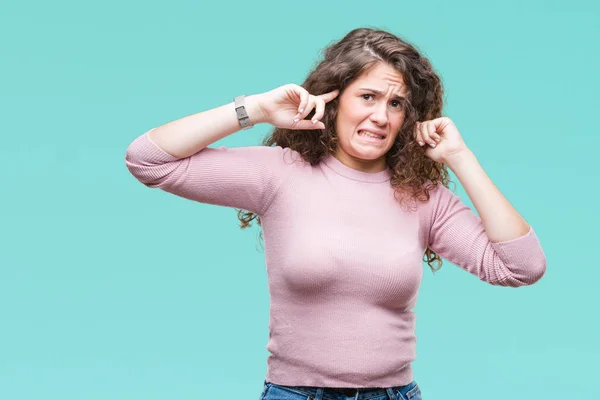 Bella Bruna Capelli Ricci Ragazza Indossa Maglione Rosa Sfondo Isolato — Foto Stock