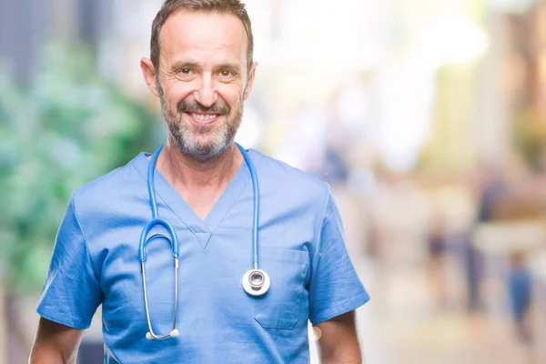 Mezza Età Hoary Anziano Medico Uomo Indossa Uniforme Medica Sfondo — Foto Stock