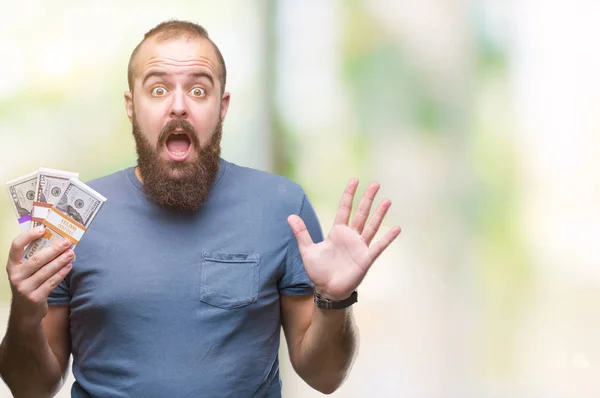 Junger Hipster Mann Mit Geldbündel Vor Isoliertem Hintergrund Sehr Glücklich — Stockfoto