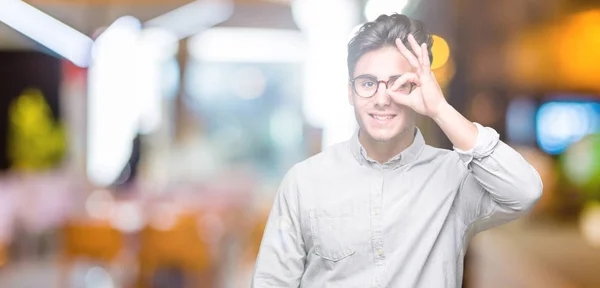 Jonge Knappe Man Die Een Bril Geïsoleerde Achtergrond Doen Gebaar — Stockfoto