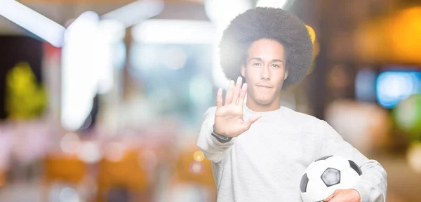 Молодий Афроамериканець Людиною Афро Волосся Тримаючи Футбол Футбольний Відкритою Боку — стокове фото