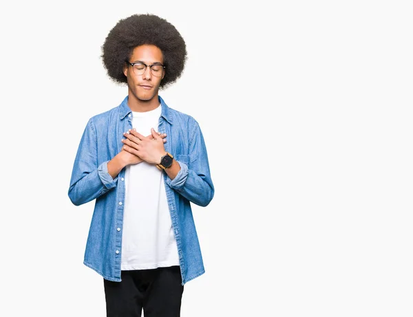 Americký Mladík Afro Vlasy Nosíš Brýle Úsměvem Ruce Hrudi Zavřenýma — Stock fotografie