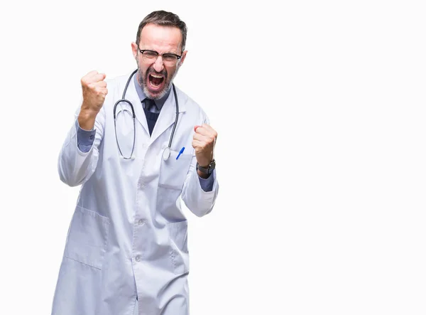 中年老年金医生穿着医疗制服孤立的背景非常高兴和兴奋做优胜者手势举起双臂 微笑着尖叫着要成功 庆祝理念 — 图库照片