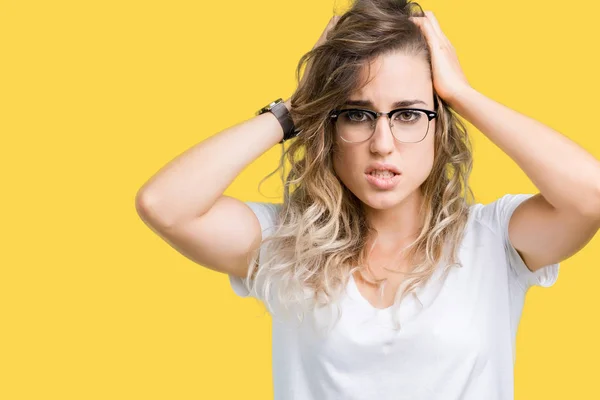 Hermosa Mujer Rubia Joven Con Gafas Sobre Fondo Aislado Que — Foto de Stock