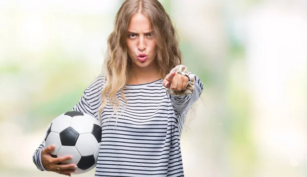 Hermosa Joven Rubia Sosteniendo Pelota Fútbol Sobre Fondo Aislado Señalando —  Fotos de Stock