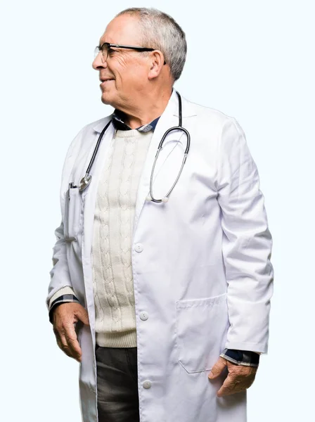 Stilig Senior Doktor Man Klädd Medicinsk Coat Tittar Bort Till — Stockfoto