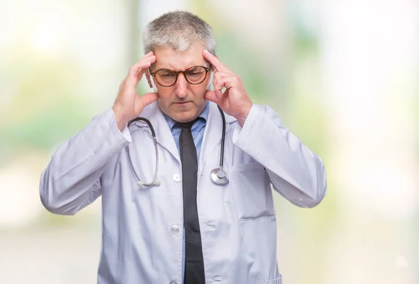 Hombre Guapo Médico Senior Sobre Fondo Aislado Con Mano Cabeza —  Fotos de Stock