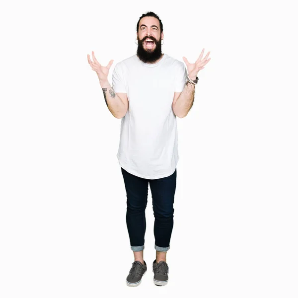 Homem Jovem Hipster Com Cabelos Longos Barba Vestindo Shirt Branca — Fotografia de Stock
