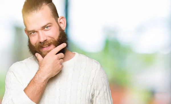 Joven Hombre Hipster Con Suéter Invierno Mirando Con Confianza Cámara —  Fotos de Stock