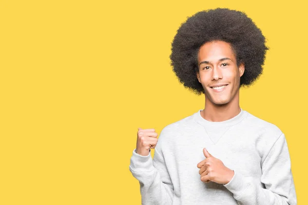 Junger Afrikanisch Amerikanischer Mann Mit Afro Haaren Sportlichem Sweatshirt Das — Stockfoto