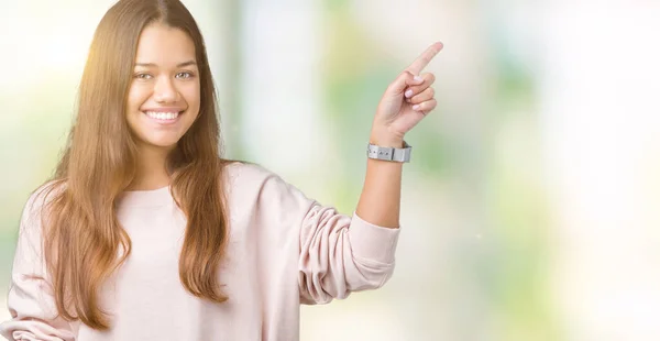 Jovem Mulher Bonita Morena Vestindo Camisola Rosa Sobre Fundo Isolado — Fotografia de Stock