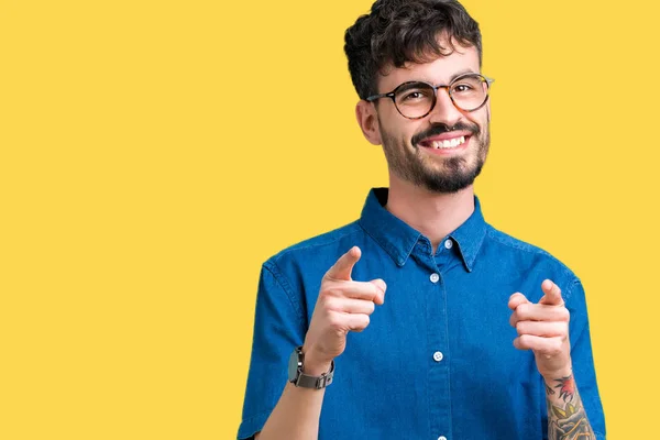 Joven Hombre Guapo Con Gafas Sobre Fondo Aislado Señalando Los —  Fotos de Stock