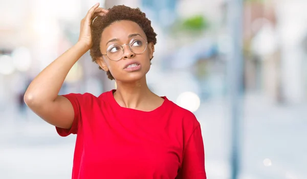 美丽的年轻非洲裔美国妇女戴眼镜在孤立的背景混淆和怀疑的问题 不确定与怀疑 用手在头上思考 沉思的概念 — 图库照片