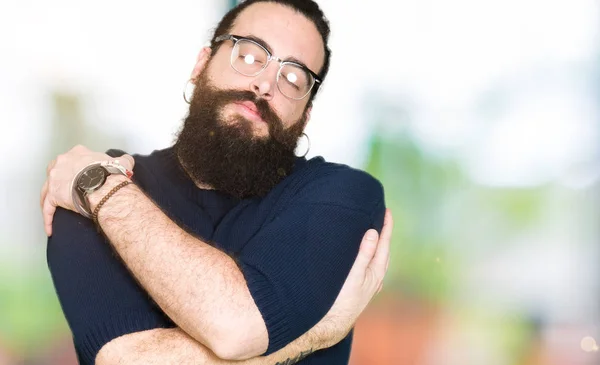 Junger Hipster Mann Mit Langen Haaren Und Bart Der Eine — Stockfoto