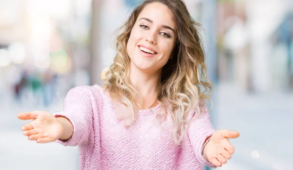 Hermosa Joven Rubia Sobre Fondo Aislado Mirando Cámara Sonriendo Con — Foto de Stock