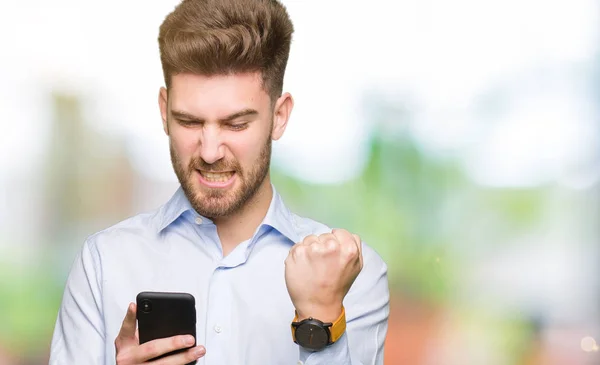 Junge Gutaussehende Mann Geschäft Mit Smartphone Genervt Und Frustriert Schreien — Stockfoto