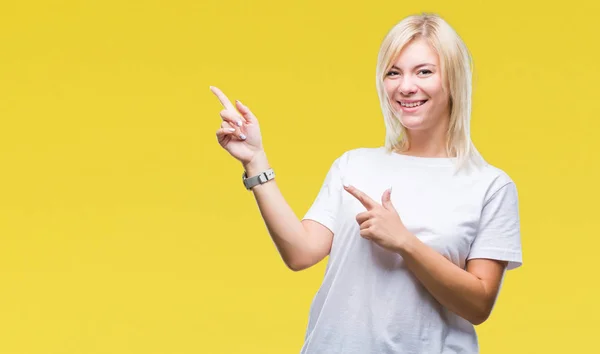 Ung Vacker Blond Kvinna Som Bär Vit Shirt Över Isolerade — Stockfoto