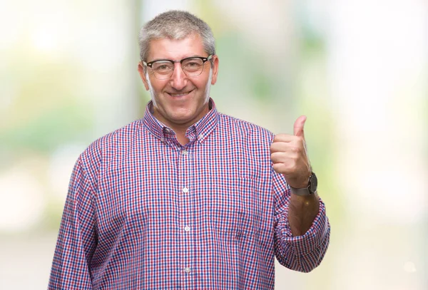 Stilig Senior Man Glasögon Över Isolerade Bakgrund Gör Glad Tummen — Stockfoto