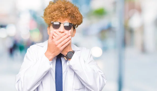 Homem Cientista Bonito Jovem Vestindo Casaco Profissional Óculos Sol Chocado — Fotografia de Stock