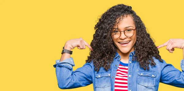 Jovem Mulher Bonita Com Cabelo Encaracolado Usando Óculos Olhando Confiante — Fotografia de Stock