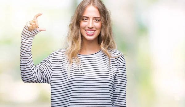 Mooie Jonge Blonde Vrouw Draagt Strepen Trui Geïsoleerde Achtergrond Glimlachend — Stockfoto