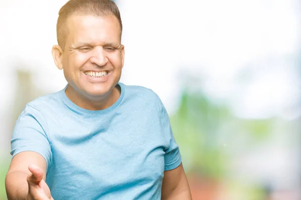 Middelbare Leeftijd Arabische Man Die Blauw Shirt Geïsoleerde Achtergrond Lachende — Stockfoto