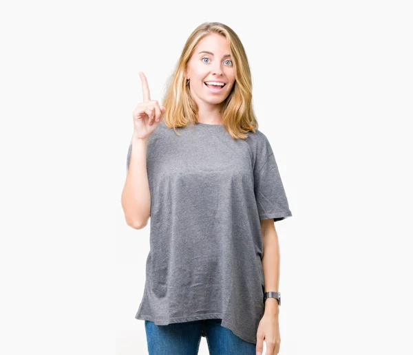 Mulher Bonita Vestindo Camiseta Casual Oversize Sobre Fundo Isolado Apontando — Fotografia de Stock