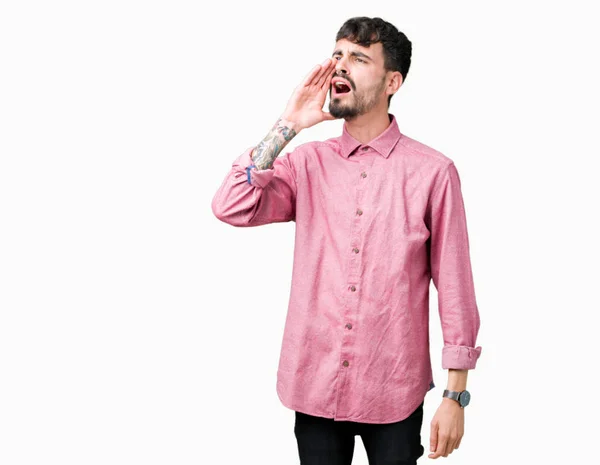 Joven Hombre Guapo Con Camisa Rosa Sobre Fondo Aislado Gritando —  Fotos de Stock