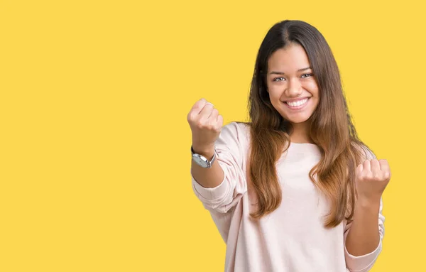 Joven Mujer Morena Hermosa Con Sudadera Rosa Sobre Fondo Aislado — Foto de Stock