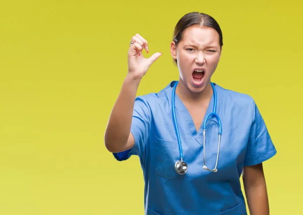 Unga Kaukasiska Läkare Kvinna Bär Medicinsk Uniform Över Isolerade Bakgrund — Stockfoto