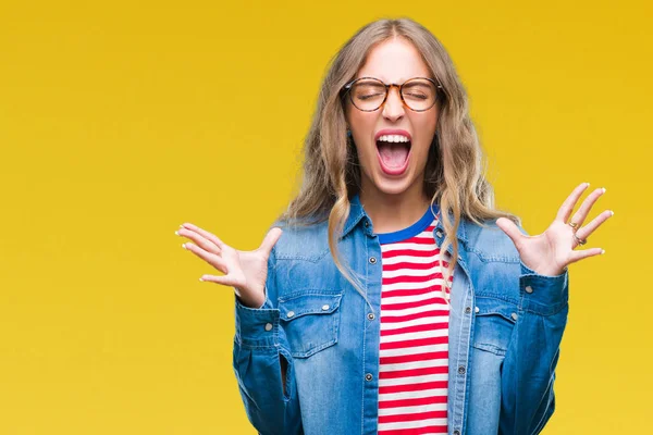 Hermosa Mujer Rubia Joven Con Gafas Sobre Fondo Aislado Celebrando —  Fotos de Stock