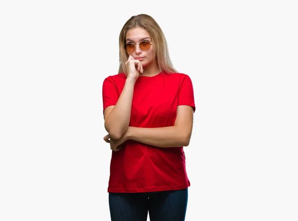 Young Caucasian Woman Wearing Sunglasses Isolated Background Hand Chin Thinking — Stock Photo, Image
