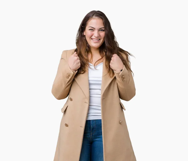 Krásná Navíc Velikost Mladá Žena Nosit Zimní Kabát Přes Izolované — Stock fotografie