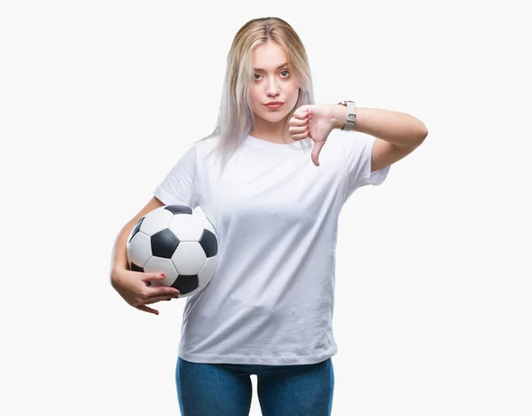 Νεαρή Ξανθιά Γυναίκα Κρατώντας Την Μπάλα Ποδοσφαίρου Ποδοσφαίρου Πάνω Από — Φωτογραφία Αρχείου