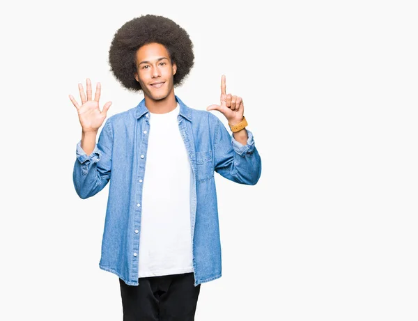 非洲青年美国男子与非洲头发显示和指向用手指 同时微笑着自信和快乐 — 图库照片
