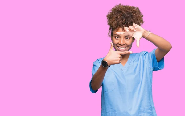 Joven Mujer Médica Afroamericana Sobre Fondo Aislado Sonriendo Haciendo Marco —  Fotos de Stock
