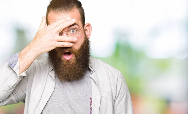 Joven Hombre Rubio Con Gafas Que Asoman Cara Los Ojos —  Fotos de Stock