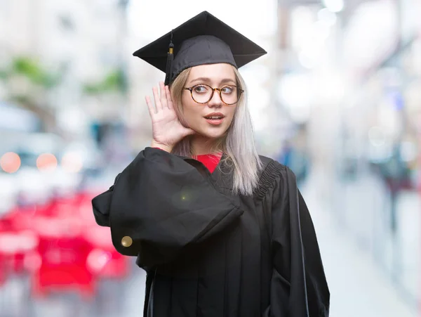 Jovem Loira Vestindo Uniforme Pós Graduação Sobre Fundo Isolado Sorrindo — Fotografia de Stock