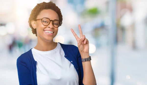 Ung Vacker Afroamerikanska Kvinna Som Bär Glasögon Över Isolerade Bakgrund — Stockfoto