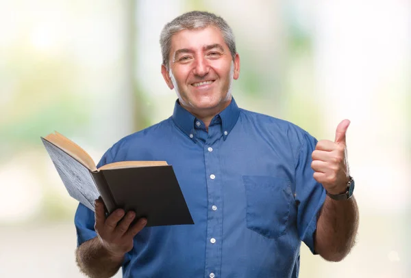 Guapo Maestro Senior Hombre Leyendo Libro Sobre Fondo Aislado Feliz —  Fotos de Stock